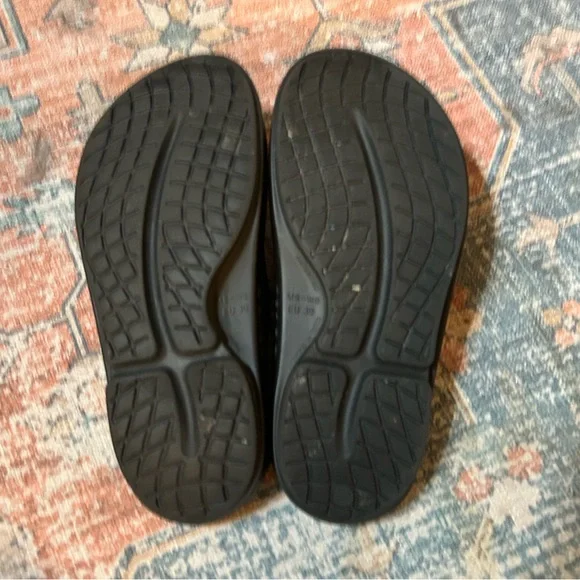 OOFOS Ooahh Slide Sandals Black & White Logo Design - Picture 7 of 8